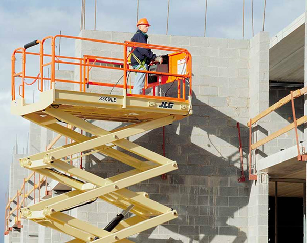 Elevador de tijera JLG en obra de construcción